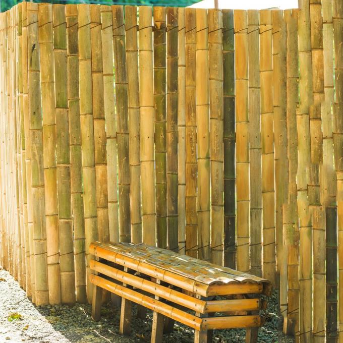 ไม้ยางธรรมชาติ Slat Screening สะอาดต่อสิ่งแวดล้อม ความเป็นส่วนตัว Slat Fence ไม้ยาง Panel Roll สําหรับการป้องกันลมระเบียง 0