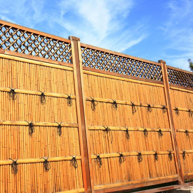 ไม้ยางธรรมชาติ Slat Screening สะอาดต่อสิ่งแวดล้อม ความเป็นส่วนตัว Slat Fence ไม้ยาง Panel Roll สําหรับการป้องกันลมระเบียง 1