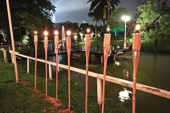 ตกแต่งสวน 115 ซม. ไฟฉาย Tiki ไม้ไผ่พร้อมถังน้ำมันโลหะเปลวไฟริบหรี่
