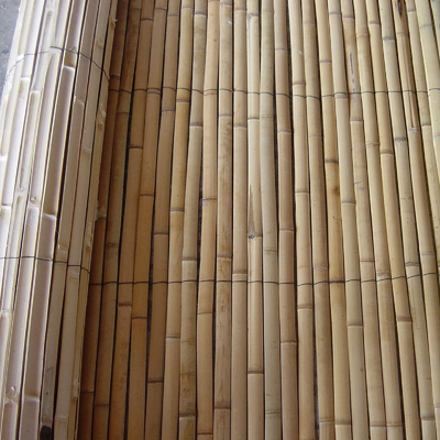 ไม้ยางธรรมชาติ Slat Screening สะอาดต่อสิ่งแวดล้อม ความเป็นส่วนตัว Slat Fence ไม้ยาง Panel Roll สําหรับการป้องกันลมระเบียง