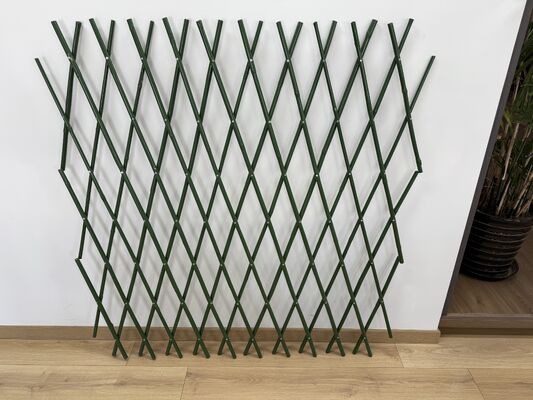 รั้วไม้ไผ่รักษ์โลกแบบยืดหดได้พร้อมโครงเคลือบสีฝุ่นและขนาดที่กำหนดเองเพื่อความเป็นส่วนตัวกลางแจ้ง