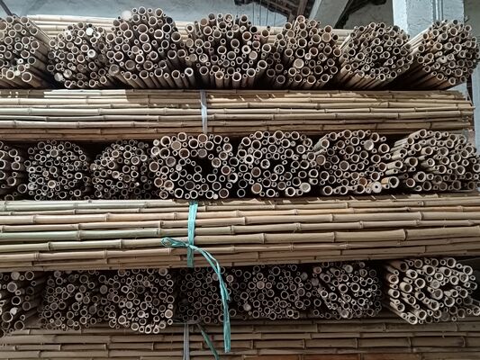 สะดวกต่อสิ่งแวดล้อม การตกแต่ง ไม้ยางดิบ Dia0.8cm x 100cm ความยาว